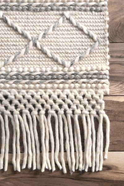 Nuloom Hand Woven Delaney Tassel Ivory