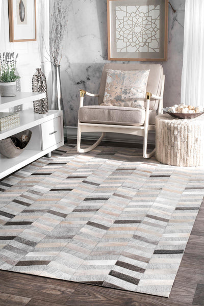 Nuloom Handmade Cowhide Mitch Area Rug Silver