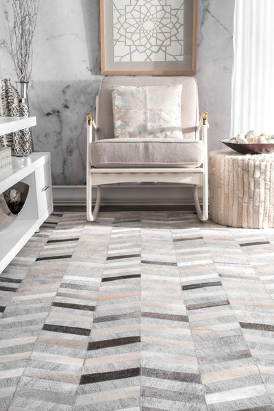 Nuloom Handmade Cowhide Mitch Area Rug Silver